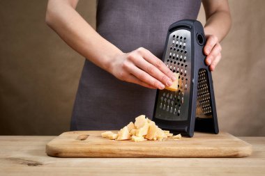 Yemek, yemek ve ev konsepti. Dişi Eller Izgara Peynir