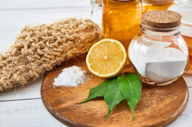 Çevre dostu ürün, ev temizliği. Sabun, kabartma ve yıkama tozu, sirke, limon, tuz. Doğal ev temizliği. Sağlıklı yaşam tarzı. Basit ev yapımı tarifler