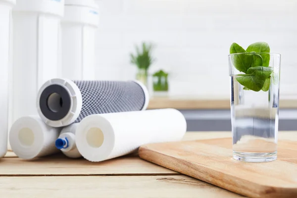 Vaso Agua Limpia Con Filtro Ósmosis Cartuchos Sobre Mesa Madera — Foto de Stock