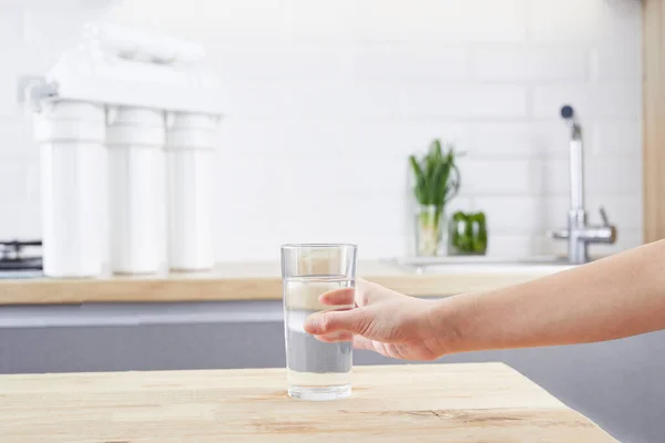 Mano Femminile Che Tiene Bicchiere Acqua Pulita Acqua Purificata Concetto — Foto Stock