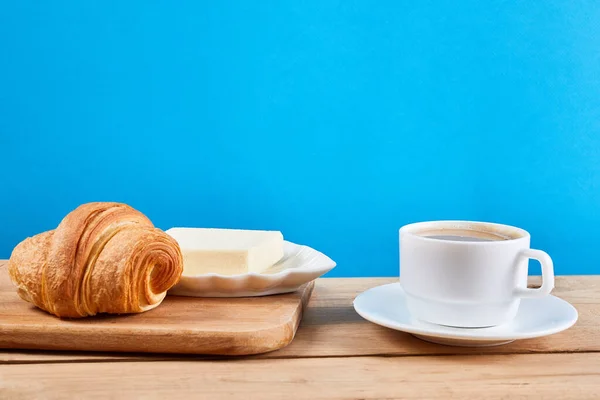 Kávová Snídaně Croissantem Máslem Šálkem Černé Kávy Dubovém Dřevěném Stole — Stock fotografie