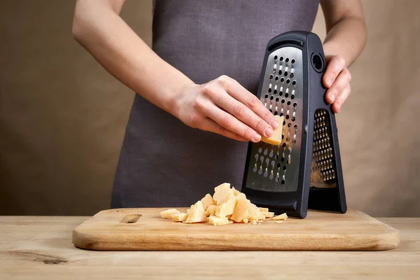 Vaření Jídlo Domácí Koncept Ženské Ruce Strouhání Sýr — Stock fotografie