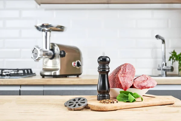 Moedor Carne Com Carne Fresca Uma Mesa Madeira Interior Cozinha — Fotografia de Stock