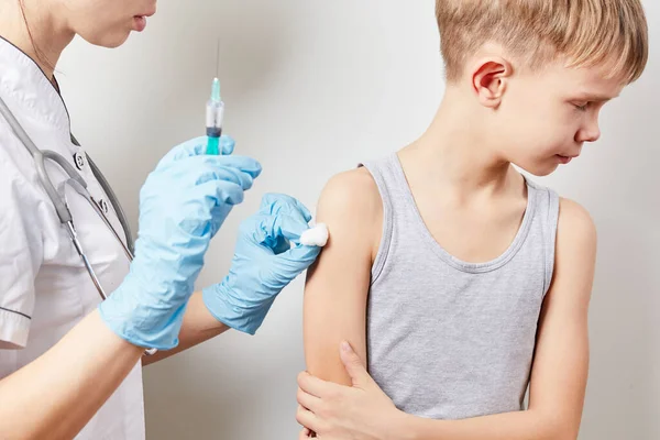 Genç Bayan Çocuk Doktoru Küçük Bir Çocuğa Aşı Yapıyor — Stok fotoğraf