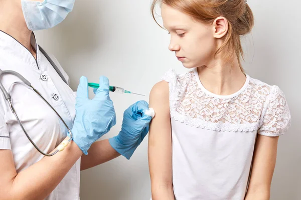 Der Kinderarzt Hält Dem Mädchen Eine Injektionsimpfung Vor Nahaufnahme — Stockfoto