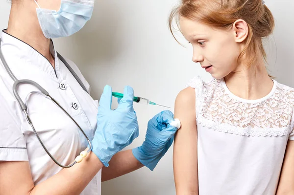Médico Pediátrico Sostiene Una Vacuna Inyectable Niña Cerca — Foto de Stock