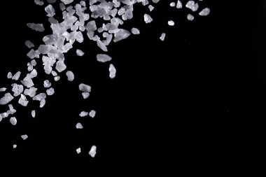 Siyah bir arka planda deniz tuzu. Yaklaş.