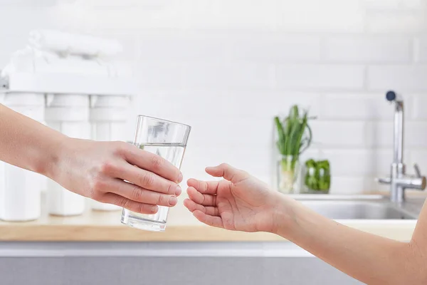 Mano Femminile Dando Bicchiere Acqua Pulita Acqua Purificata Concetto Vita — Foto Stock