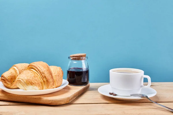 Snídaně Croissants Fresh Křupavé Croissanty Káva Modrém Pozadí Dřevěný Stůl — Stock fotografie