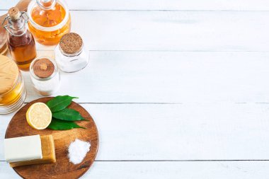 Ev temizliği için çevre dostu ürünler, sıfır atık yaşam tarzı, beyaz ahşap arka planda yassılaşmış..