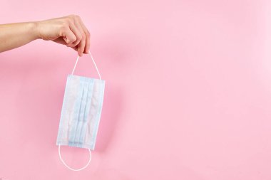 Pembe arka planda tıbbi koruyucu maske.