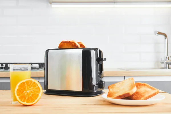 Tostapane Con Piatti Pane Tostato Con Succo Fresco Tavolo Cucina — Foto Stock