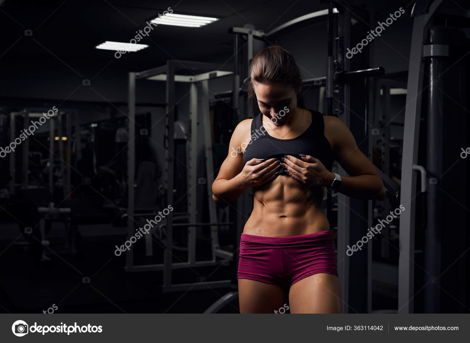 Mujer Atlética Haciendo Bombeando Músculos Seis Paquetes: fotografía de stock © wertinio #363114042 | Depositphotos