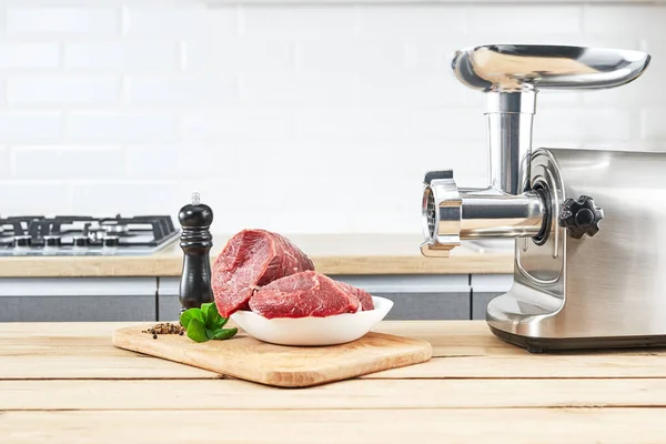 Macinino Carne Con Carne Fresca Tavolo Legno Cucina Interna — Foto Stock