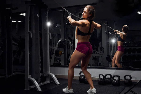 Fitness Girl Treino Ginásio Simulador Faz Exercícios Propagação Com Mãos — Fotografia de Stock