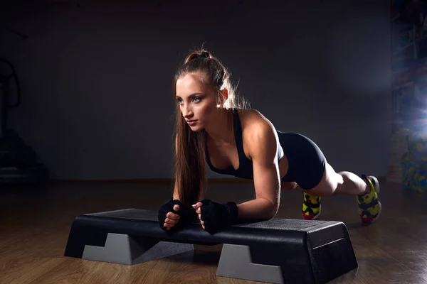 Atletik Güzel Kadın Çekirdek Pozisyonu Için Egzersiz Yapıyor Aerobik Basamaklı — Stok fotoğraf