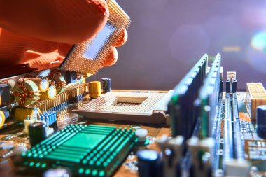 Bilgisayar mühendisinin eli bilgisayar işlemcisi bileşenlerini bakım için soket işlemcisine dönüştür.