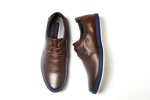 Erkekler Beyaz Arka Planda Kahverengi Ayakkabı Giyerler Sıradan Şık Ayakkabılar — Stok fotoğraf