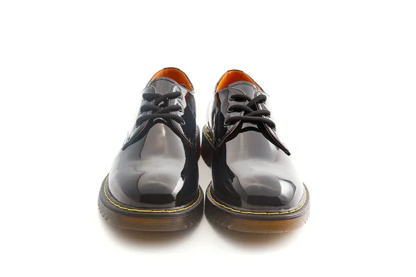 Schwarze Glänzende Lederschuhe Für Frauen Damenmode Schuhe Auf Weißem Hintergrund — Stockfoto