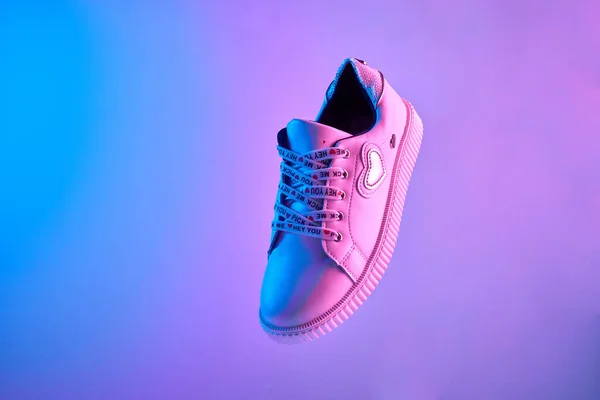 Sneakers Adolescenti Bianche Alla Moda Che Volano Nella Luce Neon — Foto Stock