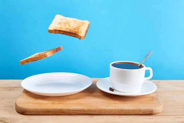 Çıtır Tostlu Taze Geleneksel Kahvaltı Bir Fincan Kahve Veya Mavi — Stok fotoğraf