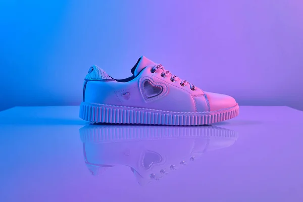 Sneakers Adolescenti Bianche Alla Moda Luce Neon Alla Moda Scarpa — Foto Stock