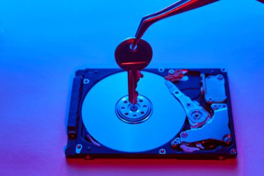 Veri güvenliği kavramı. Hard disk sürücünün anahtarı. Açılmış Sabit disk.