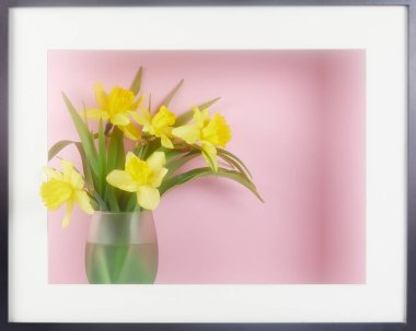 Pastel arka plandaki cam vazoda bahar çiçekleri kartpostallar için, anneler günü için selamlar, sevgililer günü için.