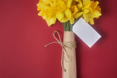 Bir buket sarı bahar çiçeği. Bir deste narsisli el işi kâğıdı ve Anneler Günü için tebrik kartı.