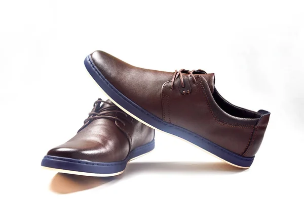 Erkekler Beyaz Arka Planda Kahverengi Ayakkabı Giyerler Sıradan Şık Ayakkabılar — Stok fotoğraf
