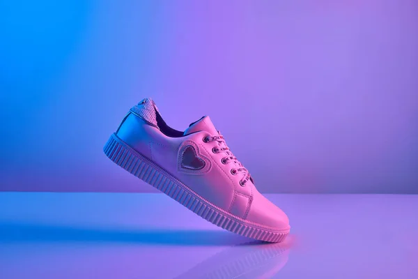 Sepatu Remaja Kulit Putih Dengan Lampu Neon Trendi Sepatu Retro — Stok Foto
