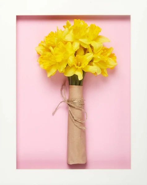 Букет Желтых Весенних Цветов Банда Нарциссов Упаковала Ручную Бумагу Поздравительной — стоковое фото