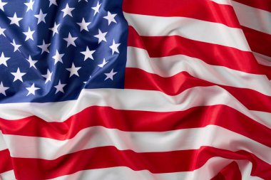 Dalgalı Amerikan bayrağını kapatın. ABD 'nin saten desenli bayrağı. Anma Günü ya da 4 Temmuz. Bayrak ve özgürlük kavramı