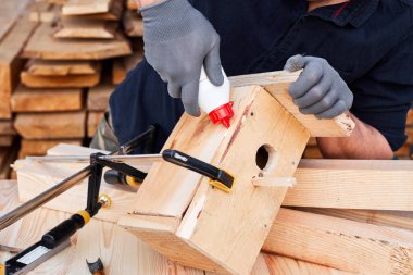 Coronavirus veya COVID-19 salgını evde, hobide ve zaman kavramında kalır. Kerestelerle çalışan marangoz ya da insan.