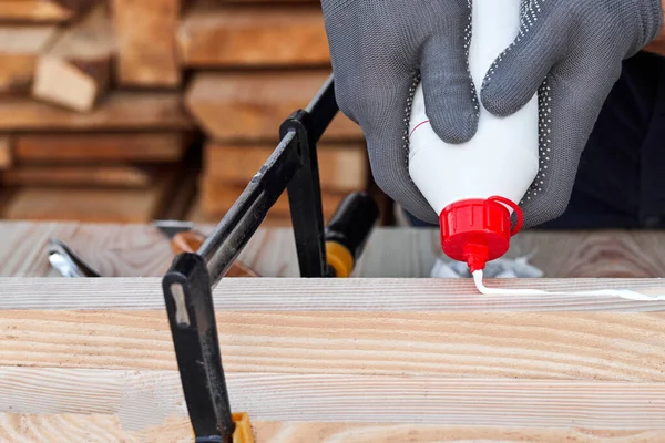 Mannelijke Timmerman Handen Met Behulp Van Houtlijm Hout Een Houten — Stockfoto