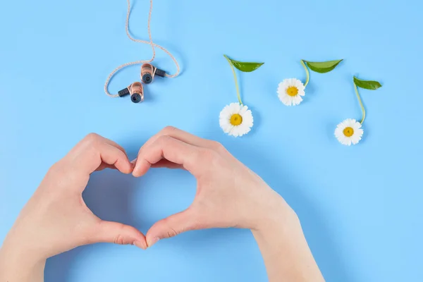 Elegante Auricular Flores Forma Notas Sobre Fondo Azul Concepto Amantes — Foto de Stock