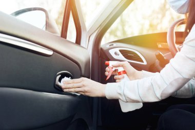 Araba dezenfekte etmek için kadın el spreyi ve antiseptik ıslak mendil. Corona virüsü sırasında temizlik ve sağlık hizmetleri.