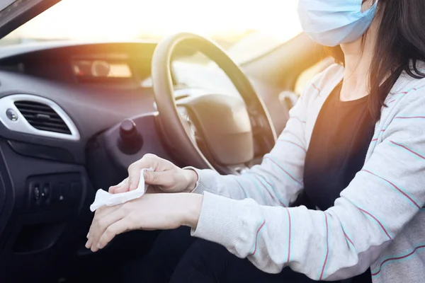 女用手喷清洁剂和防腐湿巾 用于汽车消毒 Corona病毒期间的清洁和保健 — 图库照片