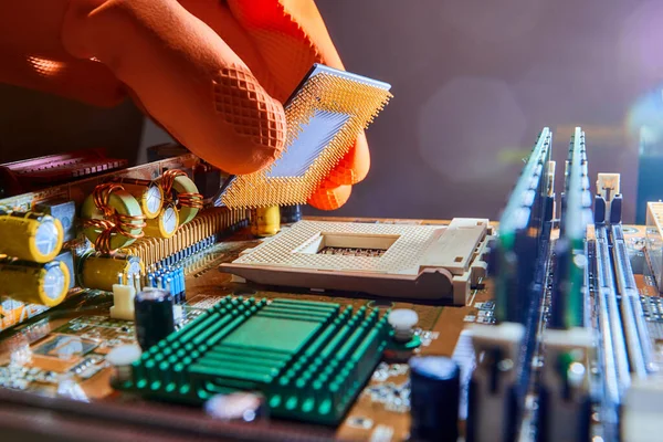 Inżynier Naprawczy Trzymający Się Ręce Pomarańczowych Rękawiczkach Procesor Wkładania Płytę — Zdjęcie stockowe