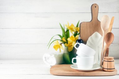 Mutfak pankartı için boş yer. Mutfak arka planında kaşık, çaydanlık, bardak, merdane, tahta masa, beyaz arka plan..