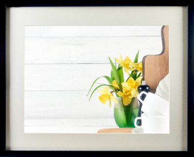 Mutfak pankartı için boş yer. Mutfak arka planında kaşık, çaydanlık, bardak, merdane, tahta masa, beyaz arka plan..