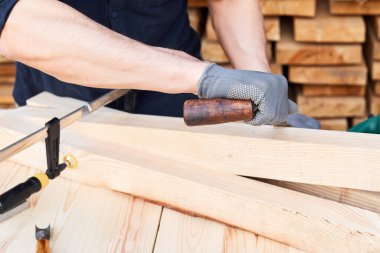 Coronavirus veya COVID-19 salgını evde, hobide ve zaman kavramında kalır. Kerestelerle çalışan marangoz ya da insan.