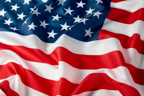 Dalgalı Amerikan bayrağını kapatın. ABD 'nin saten desenli bayrağı. Anma Günü ya da 4 Temmuz. Bayrak ve özgürlük kavramı