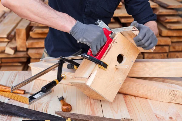 木匠在木制背景上与平面打交道 熟练的专业仪器修理 建筑施工人员 — 图库照片