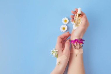 Çiçekli ve yapışkan alçılı el kozmetikleri. Ellerin için kozmetik. Kırışıklık önleyici, günlük kaplıca, güzellik salonu, manikür konsepti.