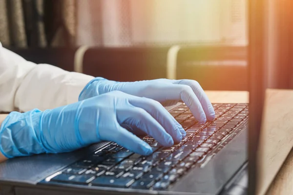 Női Kéz Védőkesztyűben Gépel Laptop Billentyűzetén Coronavirus Covid Elleni Védelem — Stock Fotó