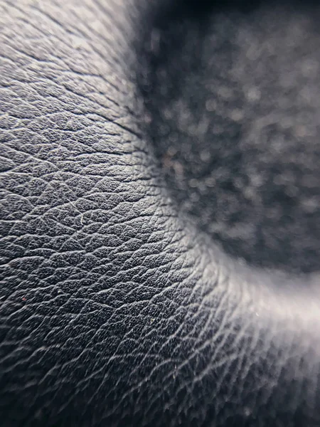 Deri dokular. Siyah deri. Makro deri. Kulaklıklar siyah desenli. Makro desen fotoğrafı.