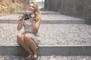 bir kamera ile gülümseyen kız