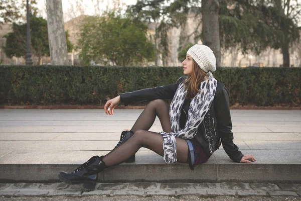 Beautiful Young Woman Sitting Street Granada Park Background — Stock Photo, Image