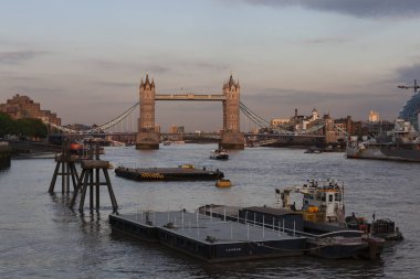 Gün batımında kule köprüsünün arka planda olduğu ev manzarası